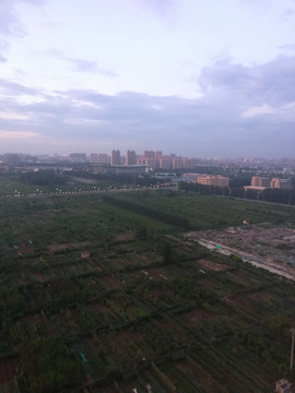 傍晚城市俯瞰圖