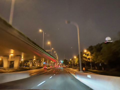 夜晚下的道路