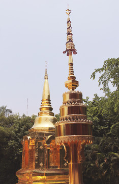 泰国寺庙下的金塔