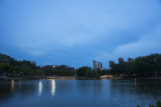东莞市石龙西湖公园夜景照片