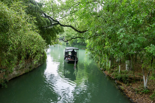 江南水乡小河流水手摇船