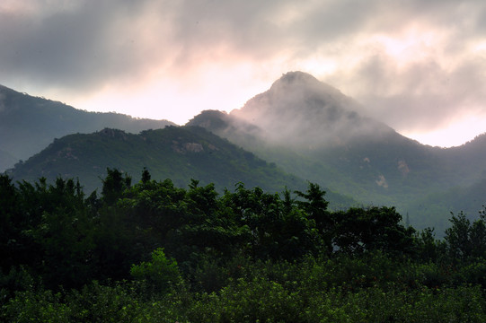 云雾缭绕的山峰