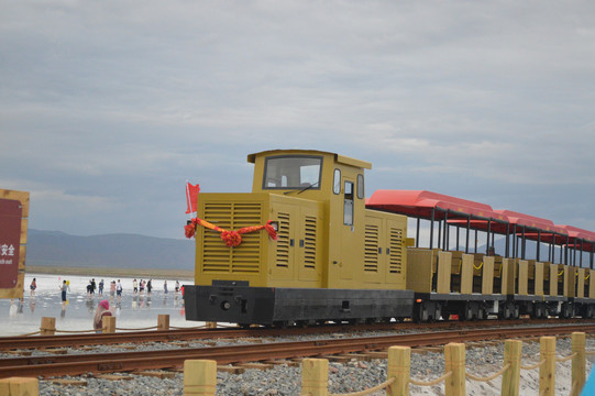 青海茶卡盐湖的小火车