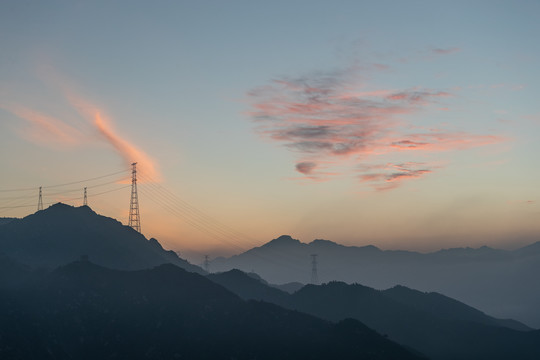 山间朝霞