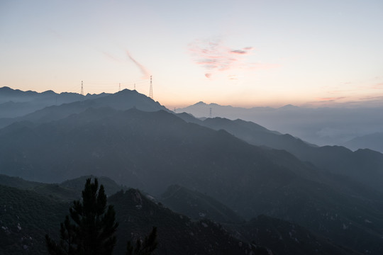 山间朝霞