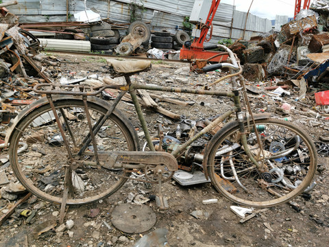 一辆破旧得自行车