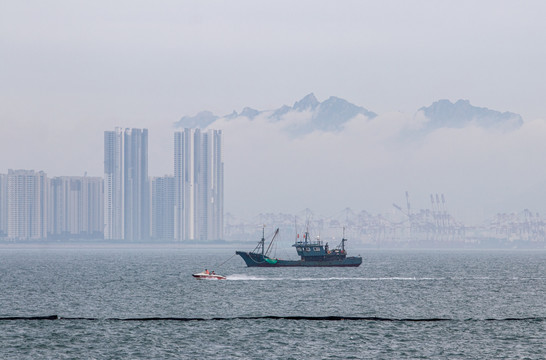 海边高楼渔船