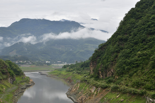 远山晨雾