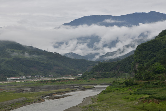 山河晨雾