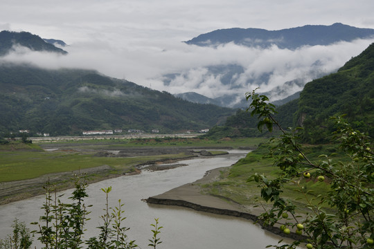 山河晨雾