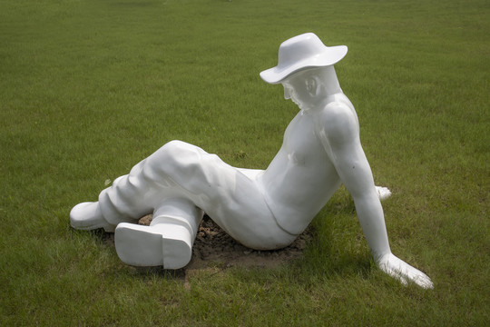 草地上的人物雕像