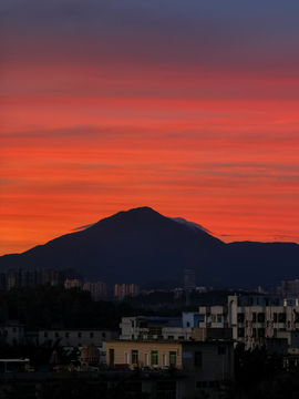 晚霞中的梧桐山