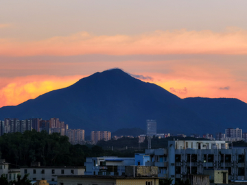 晚霞中的梧桐山