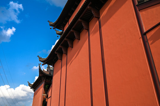 红色寺庙古建筑特写