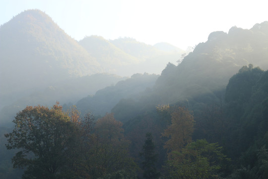 晨光中的山野