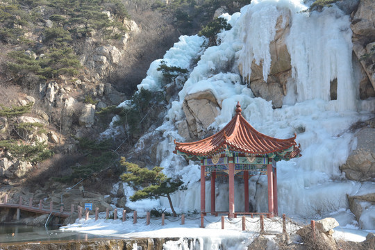 亭子冰雪山峰