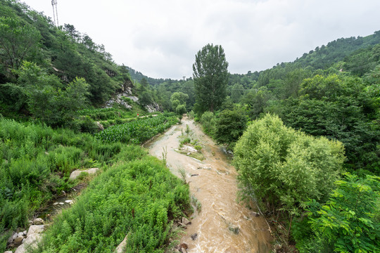 雨后小河