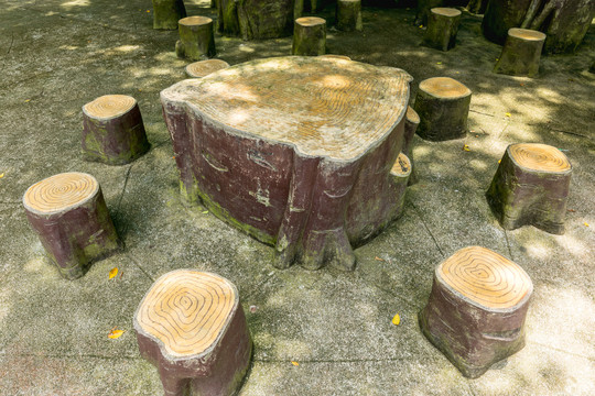 树桩形状的石桌石凳