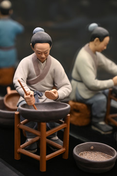 中国古代磁窑工匠劳动场景泥塑