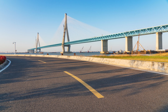 横跨长江的户通大桥和柏油马路