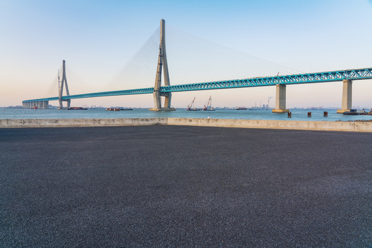 横跨长江的户通大桥和柏油马路