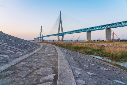 横跨长江的沪通大桥和防洪大堤