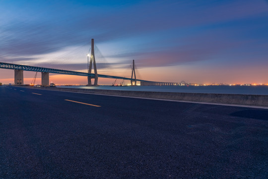 横跨长江的苏通大桥和柏油马路