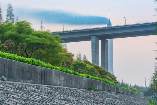 横跨长江的苏通大桥和自然风光