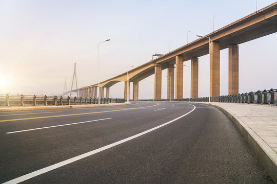 横跨长江的苏通大桥和柏油马路