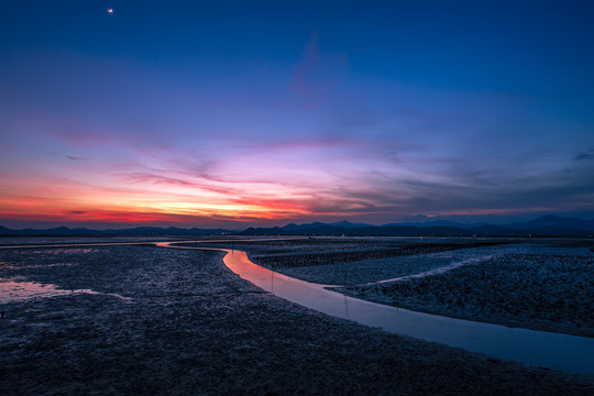 黄昏夕阳退潮后的滩涂