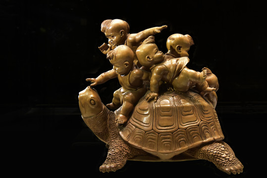 五子戏龟主题的黄杨木雕