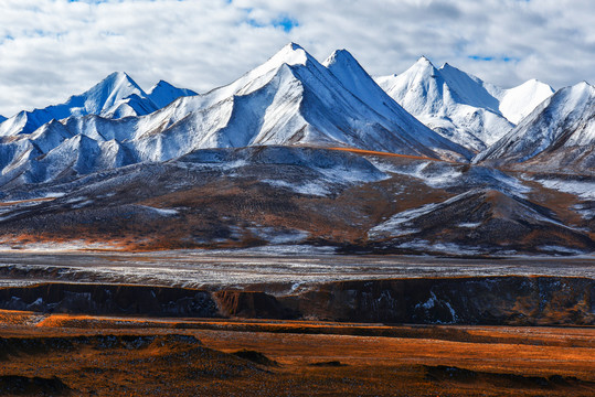 中国阿尼玛积雪山风光