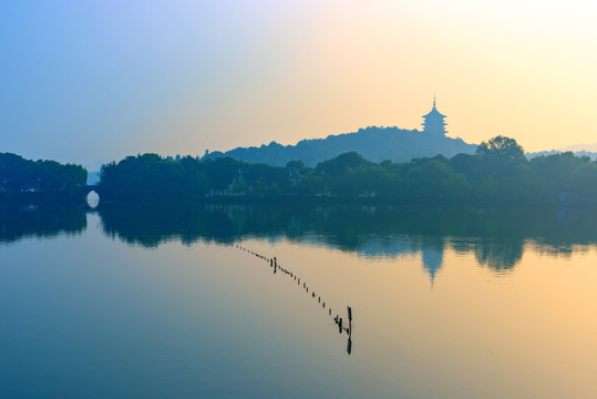 杭州西湖夏天雷峰塔与苏堤晨景