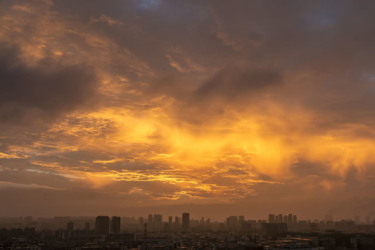 城市上空炫酷的朝霞