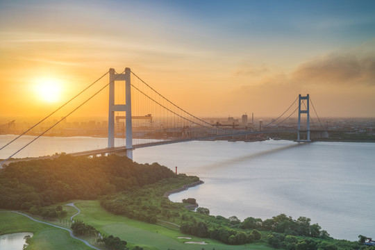 横跨长江的江阴大桥和自然风光