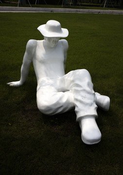 草地上的人物雕像2