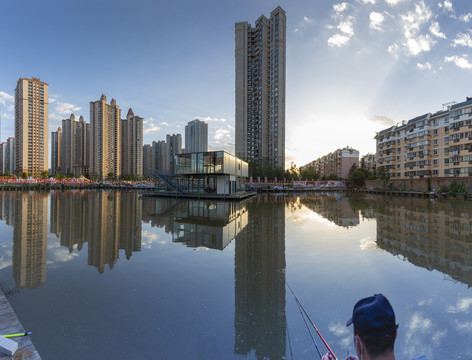 昆明润城小区高层建筑与水面倒影