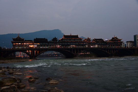 夜幕下的雅安青衣江廊桥