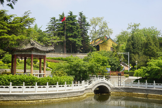 青岛湛山寺莲花池水景园林