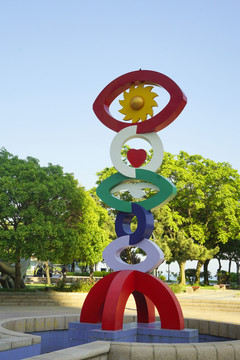 青岛城市雕塑童眼看世界