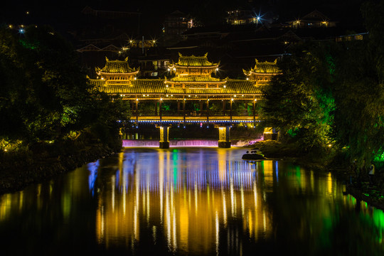 西江千户苗寨风雨廊桥