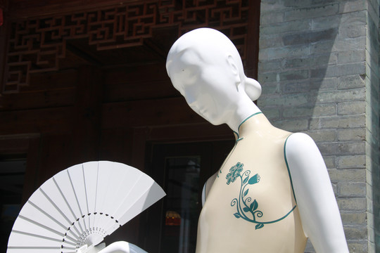上海女人雕像特写