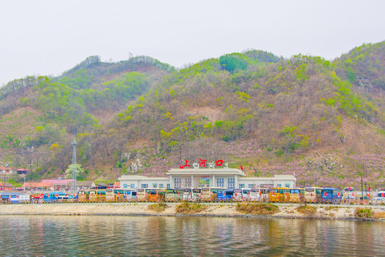 上河口火车站与群山峰河岸