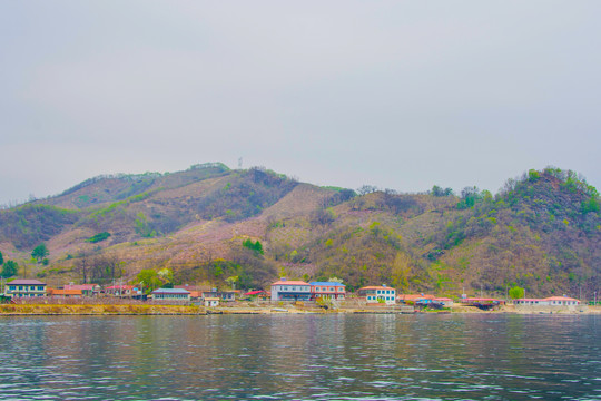 上河口河岸小楼建筑群与群山峰