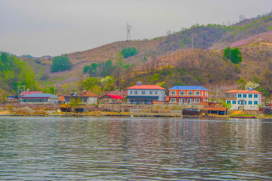 上河口河岸小楼建筑群与山峰