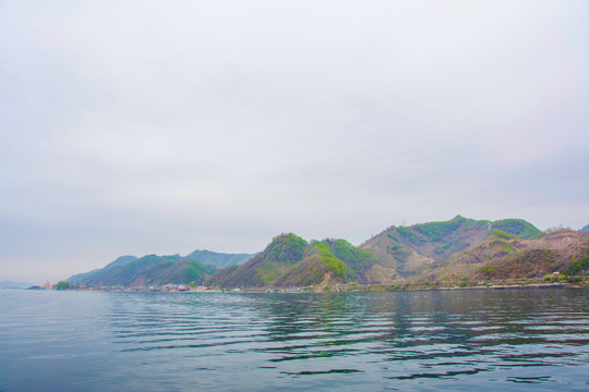 上河口河岸连绵不断群山与建筑