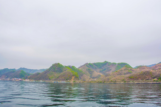 上河口河岸连绵山峰与群建筑