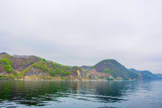 上河口河岸连绵山峰与隧道