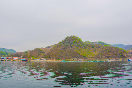 上河口河岸群山与建筑