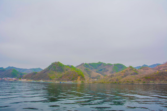 上河口河岸连绵山峰与建筑群